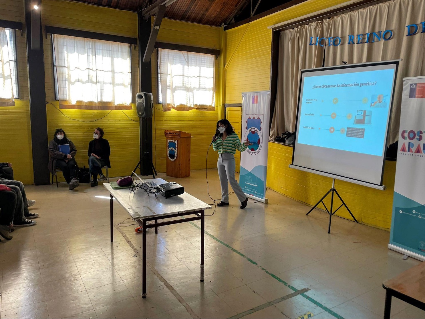 Epifanía Arango-Isaza, Chiara Barbieri, and coauthor María José Aninao explain the results of the genetic study to students at high schools in the region of Araucanía (Chile).